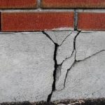 bir-evin-temelinin-acilen-onarilmasi-gerektigi-nasil-anlasilir.webp.webp
